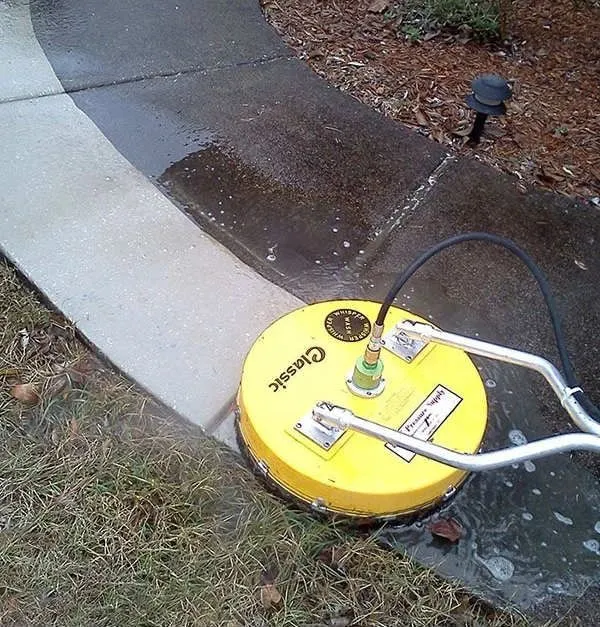 Surface cleaner leaving a clean path on a concrete driveway